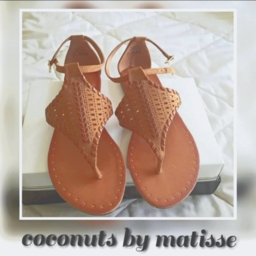 NWOT Coconuts by Matisse Tawny T strap Thong Flat Sandals. Size 7.5
